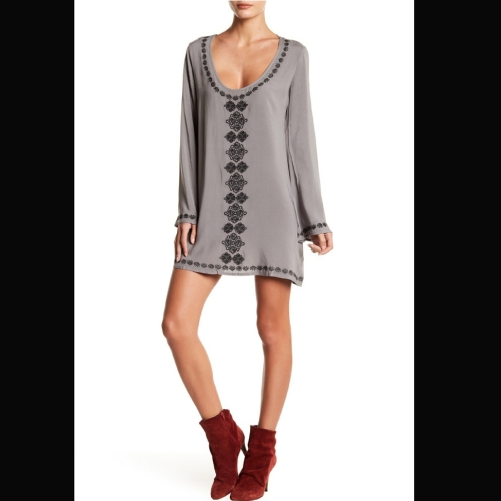 🌟2/$30🌟LOVE STITCH Bell Sleeve Embroirderd Tunic/Dress